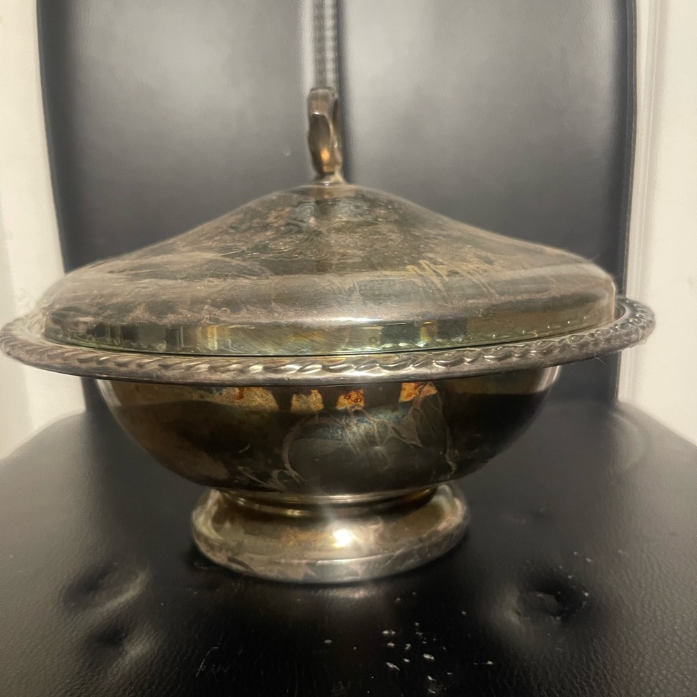 Vintage Wm A Rogers by Oneida Silver Plate 9.5in Pedestal Covered Dish